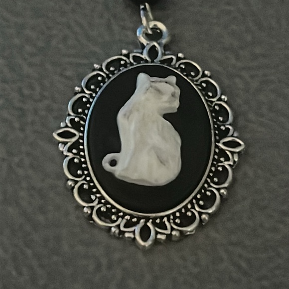 Cameo  style cat earrings - Picture 3 of 7